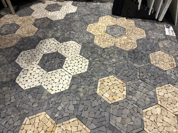Mosaico de pared y piso de guijarros planos en forma de panal de 6 