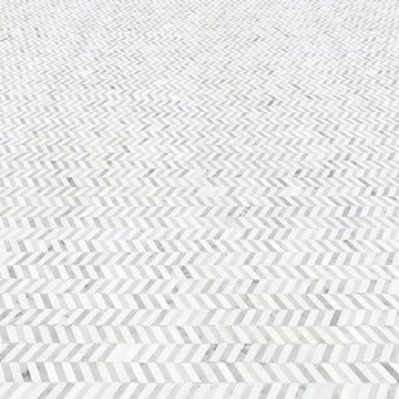 Azulejo de piso y pared de mosaico con protector contra salpicaduras de mármol Chevron de Carrara & Thassos