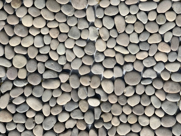 Mosaico de guijarros nivelados naturales color canela, blanco y gris, 12