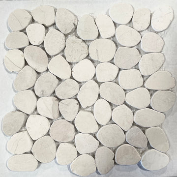 Mosaico redondo de guijarros planos blancos de 12