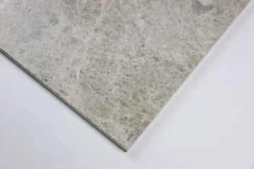 Baldosas de piso y pared pulidas de mármol gris Tundra de 4x4