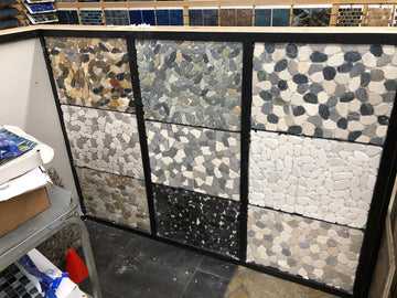 Mosaico de guijarros planos blanco-gris-negro 12