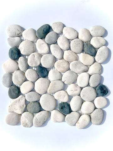 Mosaico de guijarros nivelados blanco-gris-negro 12