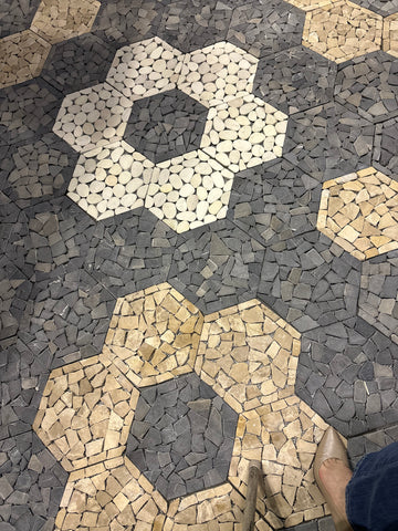 Mosaico de guijarros en forma de panal plano blanco de 6