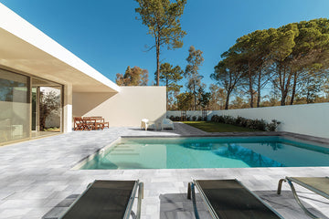 Adoquín para piscina exterior Bianco Turco con diseño francés (Versalles)