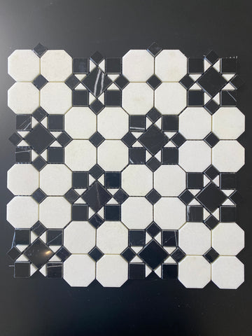 Patio octagonal blanco pulido de Thassos con mosaico negro