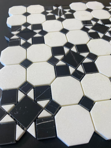 Patio octagonal blanco pulido de Thassos con mosaico negro