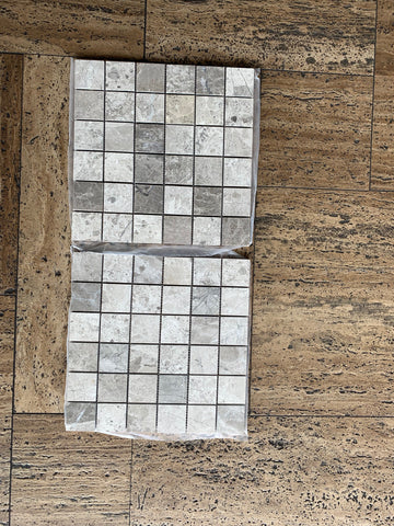 Azulejo de mosaico de mármol gris tundra 1x2"