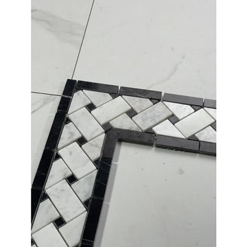 Tejido de cestería blanco italiano de Carrara con mosaico de borde de esquina negro 